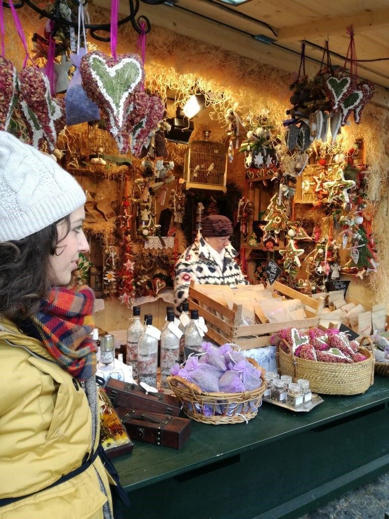Piețele și târgurile de Crăciun: vestitorii sărbătorilor de iarnă