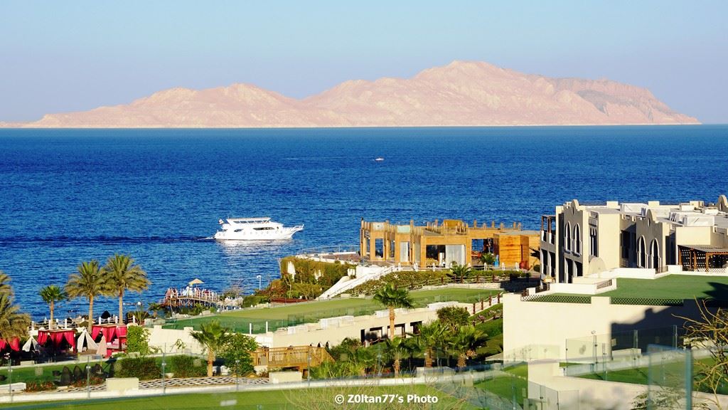 Insula Tiran văzută de la hotelul Sunrise Arabian