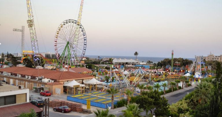 Parko paliatso luna park где находится