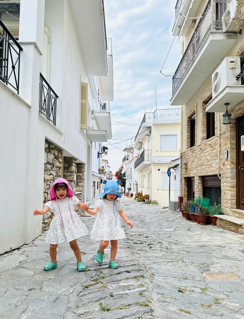 Olivia și Sofia în vacanță în Skiathos! #VacanteleTuristilorMei @ANCAPAVEL.RO