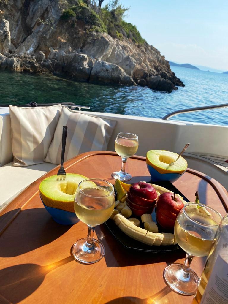 #VacanteleTuristilorMei: Plimbare cu barca pe insula Skiathos