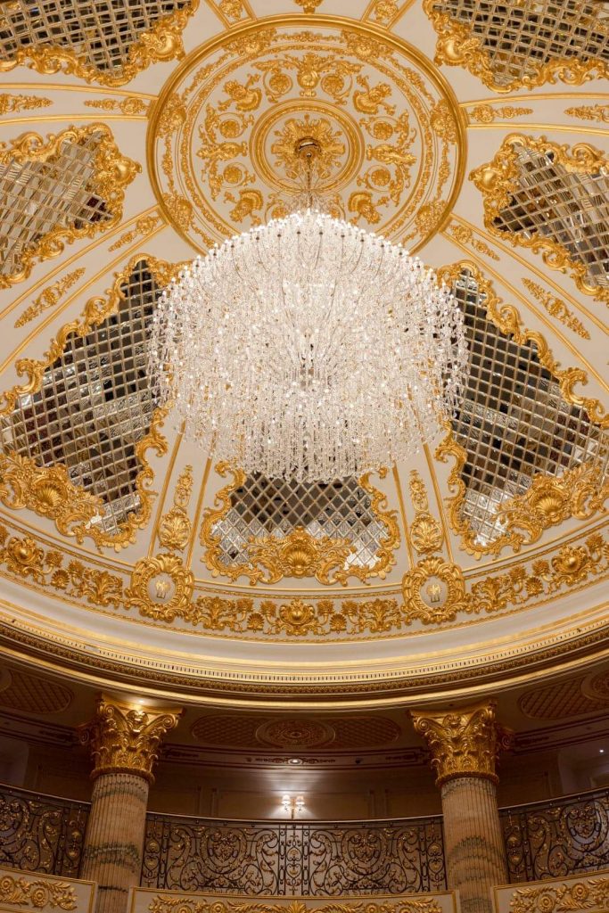 Raffles The Palm Dubai: Candelabrul din lobby cu 40.000 cristale Swarovski, foto@facebook/rafflesthepalmdubai