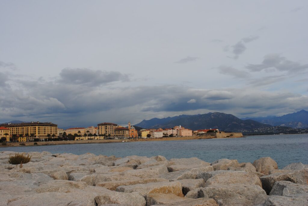 Ajaccio, Corsica, foto JR Harris on Unsplash
