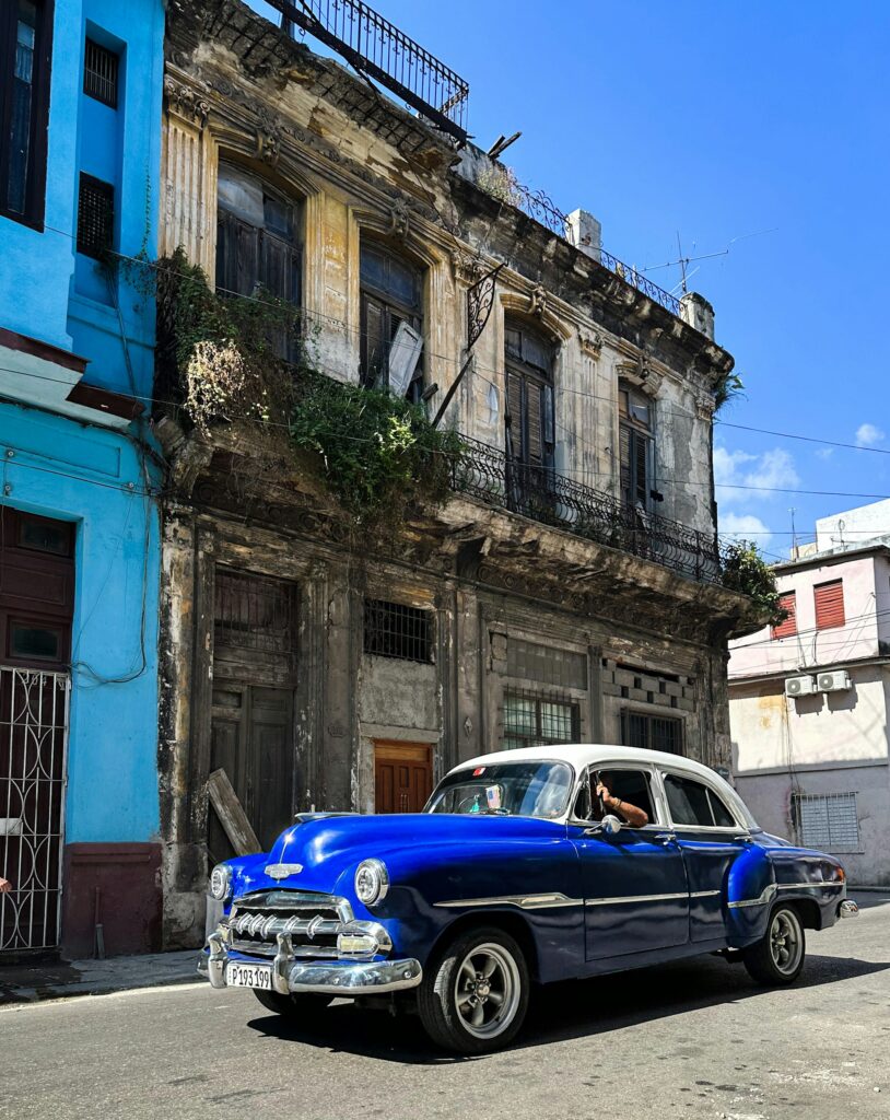 Explorează Havana într-o mașină clasică, foto AXP Photography on Unsplash