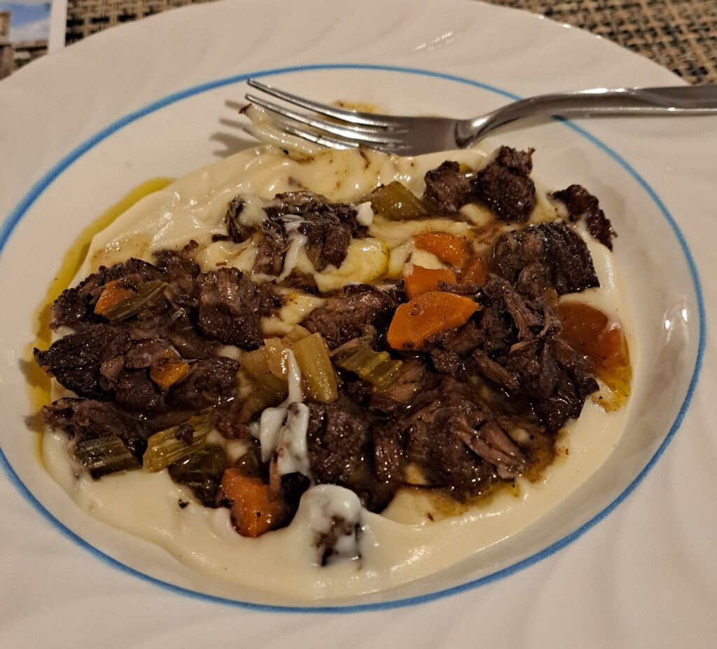 Spezzatino con purè di cavolo, Sardinia, Italia