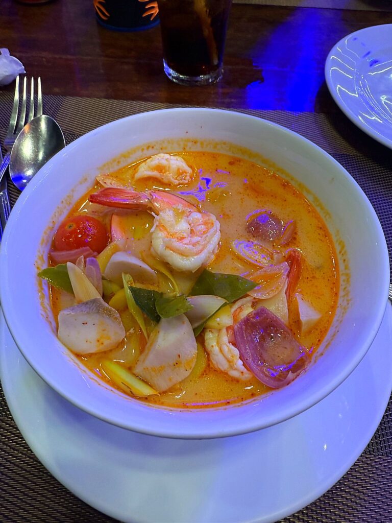 Mâncare thai: Tom Yam, supă aromată, ușor picantă